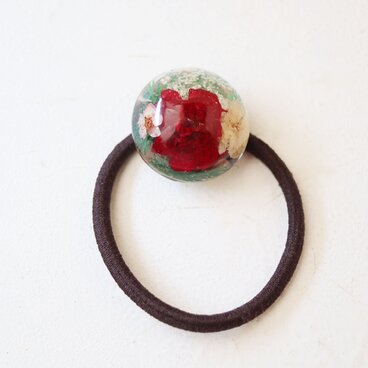 【ramillete 小さな花束】赤バラとコデマリのヘアゴム（丸型）