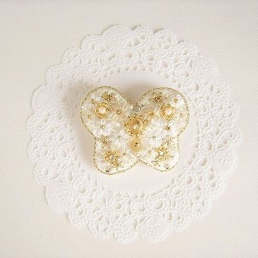 ちょうちょのキラキラブローチ