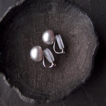 【SV】Baroque Pearl Earrings／グレーバロックパール イヤリング（Gray）10mm