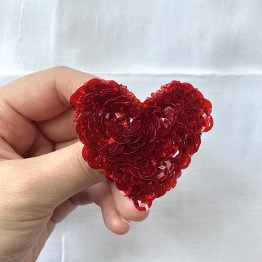 "cute kirari heart "キュートなきらりハート　スパンコール刺繍ブローチ