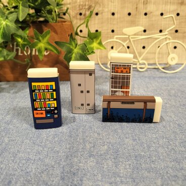 消しゴムが街のオブジェに☆イレイサー「コンビニのある街角」