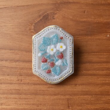 小さな苺のガラスブローチ