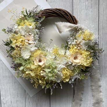 レモンイエローのリース　　　　プリザーブドフラワー/ドライフラワー