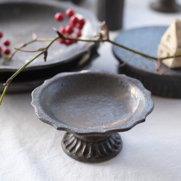 【再販】黒釉高台付輪花皿・小