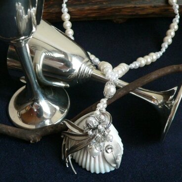 貝とヴィンテージブローチのネックレス