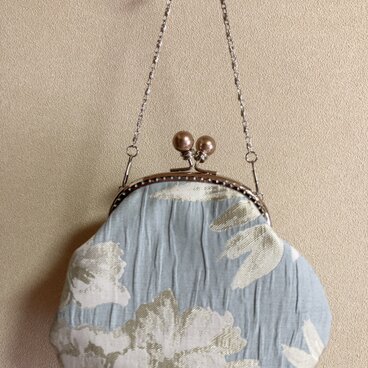 ★がま口バッグ　ゴールドパール付き口金　水色×ゴールド花柄 ★