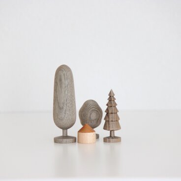 夏の森の小さな木の置物