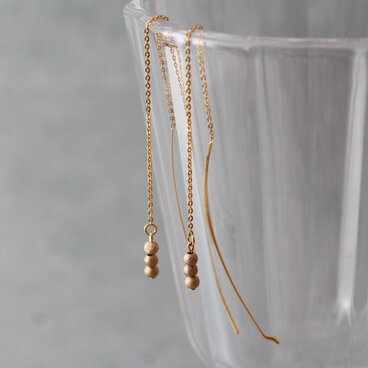 夏コーデに♪K14GF カーブチェーン３連ビーズピアス(スターダスト)　普段使い シンプル レディース 〈93〉