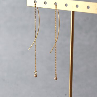 夏コーデ♪K14GF カーブチェーンビーズピアス(スターダスト)　普段使い シンプル レディース 〈90〉