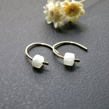 14kgfレインボームーンストーンミニフープピアス