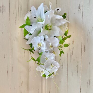 カサブランカと胡蝶蘭のキャスケードブーケ　