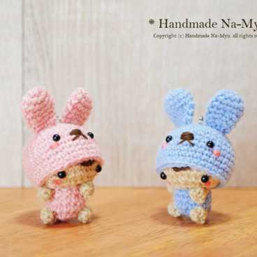 【受注制作】あみぐるみ・ウサギの着ぐるみベビーちゃん（S）／ボールチェーン