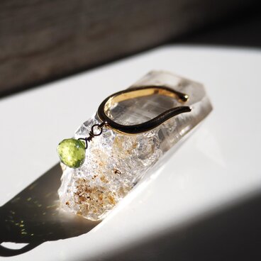 ペリドットイヤーカフ　オニオンブリオレットカット　片耳　　Peridot