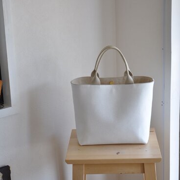 ミドルトート　ピュアホワイト／ナチュラルハンドル