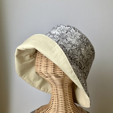 20%値引❣️ハーブ染めとBest of Morrisのリバーシブルハット＊ローズマリー&ブレアラビット