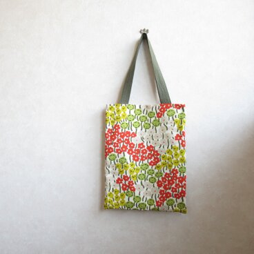 ぺちゃんこバッグ　A4サイズ　お花畑、レッド