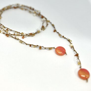 天然石とシェルとビーズのラリエット　オレンジ