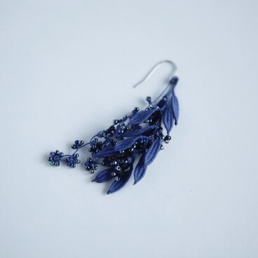 【片耳用】タティングレース×ビーズ　ボタニカルピアス　ネイビー　Lサイズ