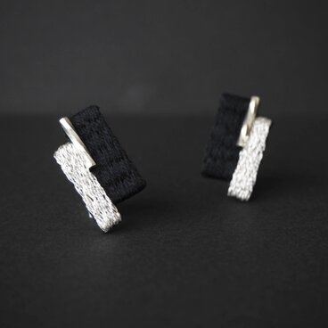 ブラック　刺繍イヤリング　結婚式/お呼ばれ/浴衣にも　モノトーンアクセサリー