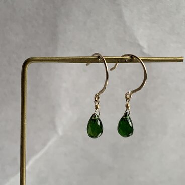 クロムダイオプサイトのピアス