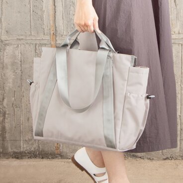 ［Lサイズ］10ポケットトートバッグ 撥水加工リサイクルナイロン【ライトグレー】軽量大容量 14インチPC/A4 SDGs