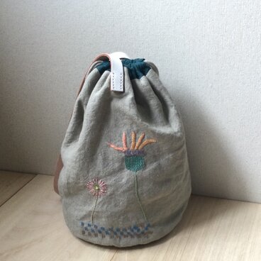 厚手リネンの花模様のバッグ