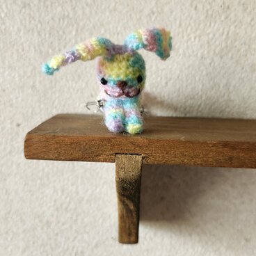 うさぎの編みぐるみブローチ1