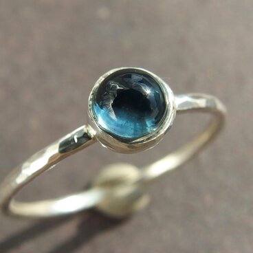 ロンドンブルートパーズ一粒リング　【silver】　4㎜　カボション　11月の誕生石