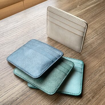 《4ポケット》レザーカードホルダー（アラスカ）