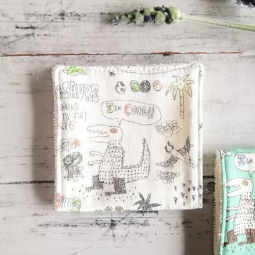 ポップな恐竜　ハーフハンカチ　白　ガーゼハンカチ　タオルハンカチ　ダブルガーゼ　コットン　マイクロファイバー　パイル