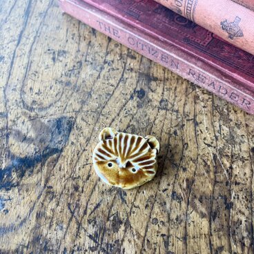 彫ブローチ　クマ　3