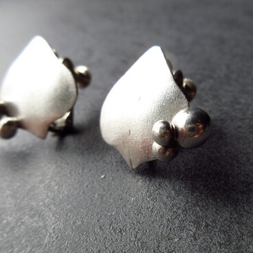 さりげない普段のお洒落に・シルバーイヤリング