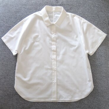 コットン素材のラウンドカットブラウス