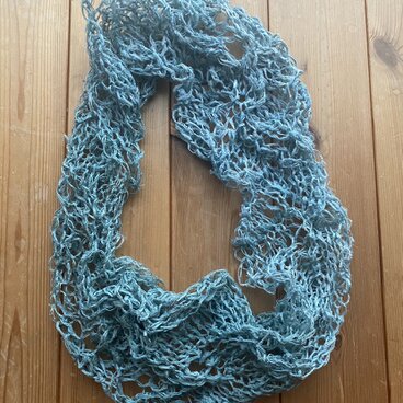 藍の生葉染めのみ　きびそ（生皮苧）手編みスヌード　ハーフ＆ハーフ（素材糸　純国産　群馬県産）B級ランク3000デニール