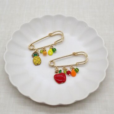 《２種類から選べる》フルーツチャームブローチ