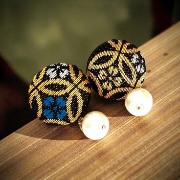 《ピアス》黒がかっこいい西陣織金襴とコットンパールの包みボタンピアス