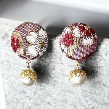 《イヤリング》世界に一つのデザイン☆京都西陣織金襴さくら柄包みボタンイヤリング
