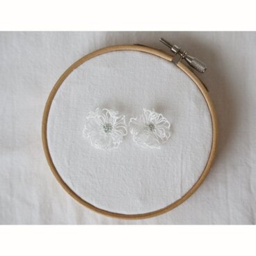 レースと刺繍の花ピアス/イヤリング