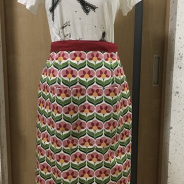 レトロポップな柄でクイックエプロン