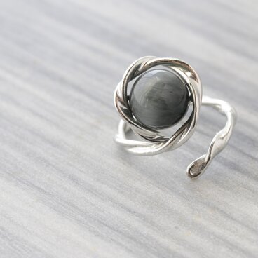 錫と天然石のオープンリング　MINOLY　イーグルアイ