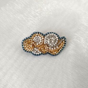 うずまきの雲　ビーズ刺繍のブローチ