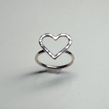 ハートシェイプの彫金リング　　１０号