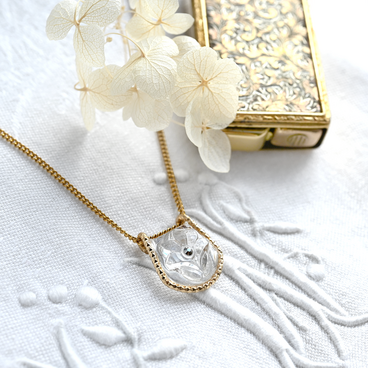 ヴィンテージガラスの透明な花ネックレス［B馬蹄形・ゴールド］
