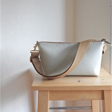 横長レザーショルダー　ホワイト