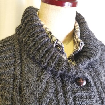 アラン模様　ショールカラーのベスト　ケーブル模様　ヘチマ襟　縄編み