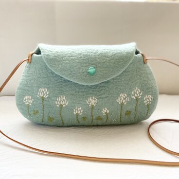 羊毛と天然石の刺繍ポシェット/シロツメクサ
