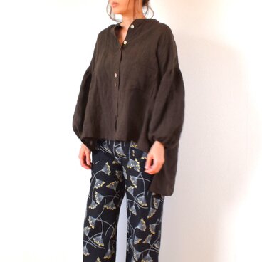 やわらかリネン100％ バンドカラー ギャザースリーブ ブラウス/チョコレートブラウン