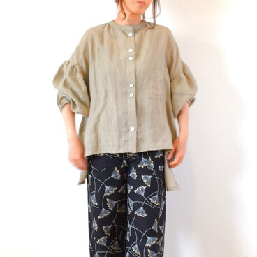 やわらかリネン100％ バンドカラー ギャザースリーブ ブラウス/ナッツベージュ