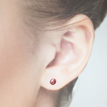 ピンクトパーズ風　オーバル型ワンポイントピアスSS