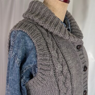 20％OFF 　ケーブル模様　ショールカラーのベスト　ケーブル模様　ヘチマ襟　縄編み　E